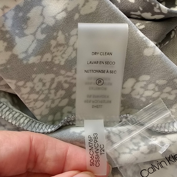 Calvin Klein Snakeskin Print pleated neckline sleeveless blouse Size XS - Picture 9 of 9